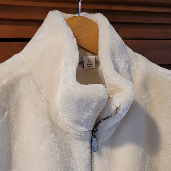 NWT Liz Claiborne faux fur vest - Picture 2 of 8